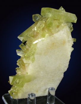 Brazilianite on double terminated Albite crystal from Telirio Mine, Divina das Laranjeiras, Minas Gerais, Brazil [db_pics/pics/brazilianite2c.jpg]