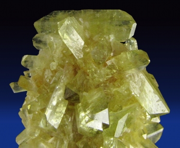 Brazilianite on double terminated Albite crystal from Telirio Mine, Divina das Laranjeiras, Minas Gerais, Brazil [db_pics/pics/brazilianite2d.jpg]