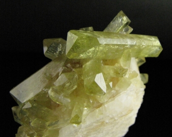 Brazilianite on double terminated Albite crystal from Telirio Mine, Divina das Laranjeiras, Minas Gerais, Brazil [db_pics/pics/brazilianite2e.jpg]