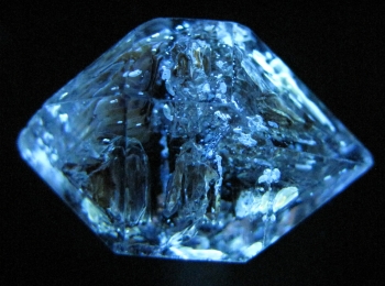 Quartz with petroleum inclusions from Zhob Baluchistan, Pakistan [db_pics/pics/quartz13e.jpg]