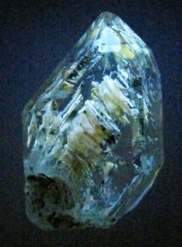 Quartz with 4-phase petroleum inclusions from Zhob Baluchistan, Pakistan [db_pics/pics/quartz24d.jpg]