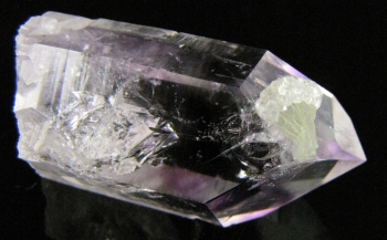 Quartz Var. Amethyst with Prehnite and Analcime from Goboboseb Mtns. Brandberg Dist. Erongo Region, Namibia [db_pics/pics/quartz53b.jpg]