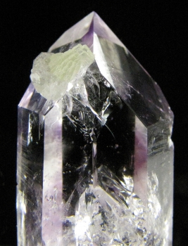 Quartz Var. Amethyst with Prehnite and Analcime from Goboboseb Mtns. Brandberg Dist. Erongo Region, Namibia [db_pics/pics/quartz53c.jpg]