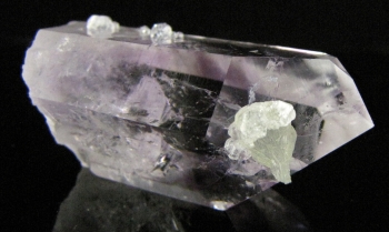 Quartz Var. Amethyst with Prehnite and Analcime from Goboboseb Mtns. Brandberg Dist. Erongo Region, Namibia [db_pics/pics/quartz53d.jpg]