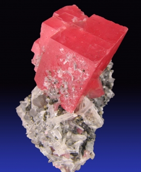 Rhodochrosite on Quartz with Pyrite from Sweet Home Mine, Alma, Colorado [db_pics/pics/rhodochrosite2e.jpg]