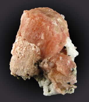 Serandite w/ Leifite and Aegerine from Poudrette quarry, Mont Saint-Hilaire, Rouville RCM, MontÃ©rÃ©gie, QuÃ©bec, Canada [db_pics/pics/serandite2a.jpg]